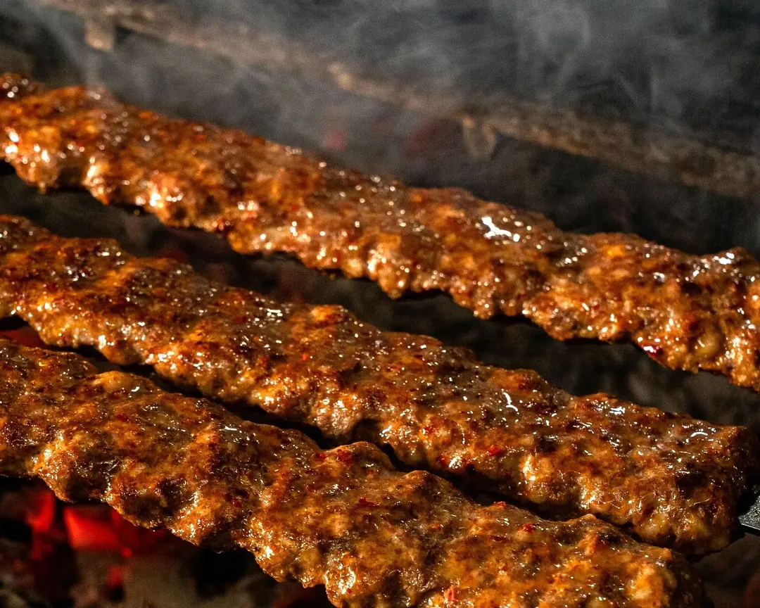 Urfa Kebab über Holzkohle